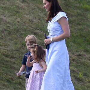 Le prince George de Cambridge avec sa mère la duchesse Catherine et sa soeur la princesse Charlotte le 10 juin 2018 au polo club de Beaufort à Tetbury.