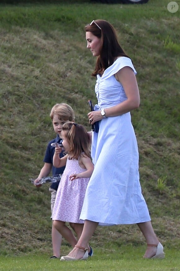 Le prince George de Cambridge avec sa mère la duchesse Catherine et sa soeur la princesse Charlotte le 10 juin 2018 au polo club de Beaufort à Tetbury.