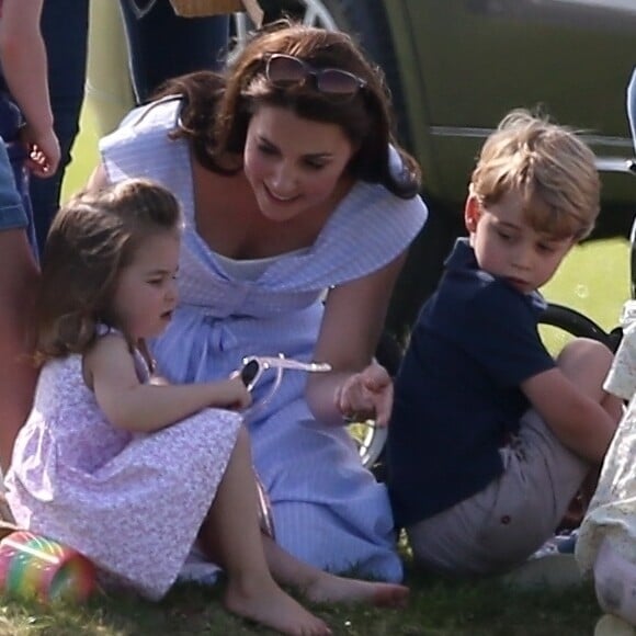 Le prince George de Cambridge avec sa mère la duchesse Catherine et sa soeur la princesse Charlotte le 10 juin 2018 au polo club de Beaufort à Tetbury.