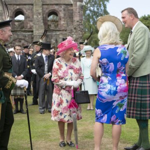 La reine Elizabeth II lors de sa garden party annuelle au palais de Holyroodhouse à Edimbourg le 4 juillet 2018.