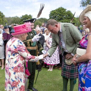 La reine Elizabeth II lors de sa garden party annuelle au palais de Holyroodhouse à Edimbourg le 4 juillet 2018.