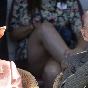 La reine Elizabeth II et le prince Philip, duc d'Edimbourg, lors de la finale de la Royal Windsor Cup le 24 juin 2018.