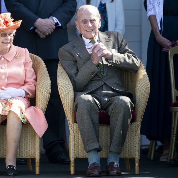 La reine Elizabeth II et le prince Philip, duc d'Edimbourg, lors de la finale de la Royal Windsor Cup le 24 juin 2018.