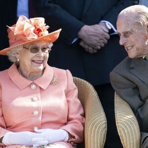 La reine Elizabeth II et le prince Philip, duc d'Edimbourg, lors de la finale de la Royal Windsor Cup le 24 juin 2018.