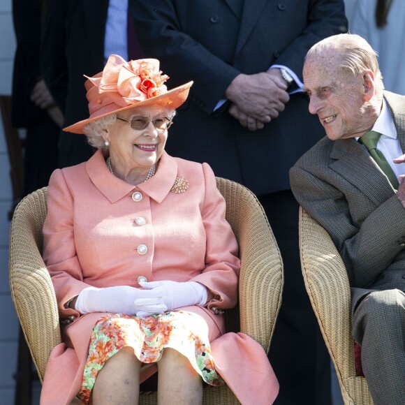 La reine Elizabeth II et le prince Philip, duc d'Edimbourg, lors de la finale de la Royal Windsor Cup le 24 juin 2018.