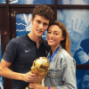 Benjamin Pavard et sa compagne Rachel Legrain-Trapani. Le couple tient la Coupe du monde après la victoire de l'équipe de France le 15 juillet 2018 en Russie.