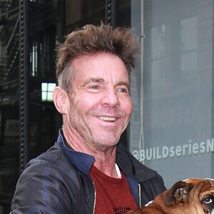 Dennis Quaid arrive dans les locaux de Build Series, avec son chien dans les bras, à New York. Le 1er mars 2018