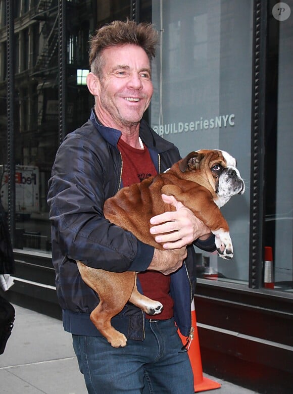 Dennis Quaid arrive dans les locaux de Build Series, avec son chien dans les bras, à New York. Le 1er mars 2018