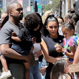 Kim Kardashian avec son mari Kanye West et leurs enfants Saint West et North West - Les Kardashians sont allés déjeuner avec leurs enfants au restaurant Carousel à Los Angeles, le 13 juillet 2018