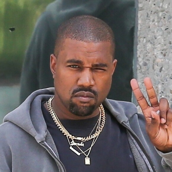 Kanye West fait un signe de paix aux photographes alors qu'il quitte une réunion à Calabasas en Californie, le 7 juillet 2018.