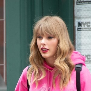Taylor Swift quitte son appartement à New York pour se rendre sur scène dans le New Jersey, le 21 juillet 2018.