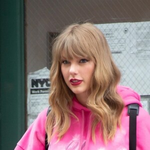 Taylor Swift quitte son appartement à New York pour se rendre sur scène dans le New Jersey, le 21 juillet 2018.