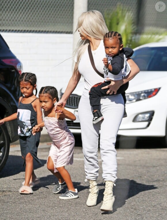 Kim Kardashian avec sa fille North West, son fils Saint West et une amie - La famille Kardashian faire du patin à glace au Iceland Ice Skating Center à Los Angeles, le 21 septembre 2017.