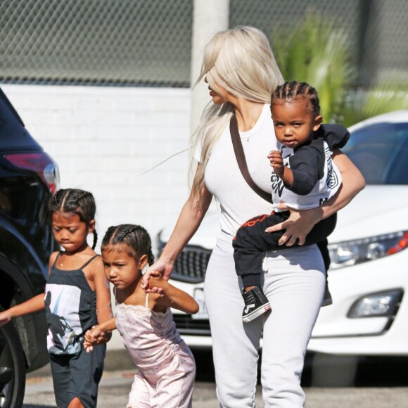 Kim Kardashian avec sa fille North West, son fils Saint West et une amie - La famille Kardashian faire du patin à glace au Iceland Ice Skating Center à Los Angeles, le 21 septembre 2017.