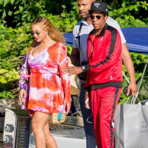 Jay-Z et sa femme Beyonce sont allés découvrir en bateau le Lac de Côme en Italie. Le couple est arrivé au volant d'une magnifique Fiat Spider rouge. Le 7 juillet 2018