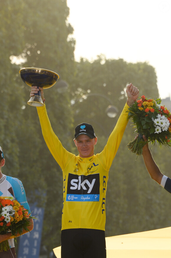Christopher Froome - Christopher Froome fête sa victoire du Tour de France 2016 en famille sur les Champs-Élysées à Paris le 24 juillet 2016. © Coadic Guirec / Bestimage