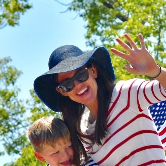 Jennifer Garner, Samuel Affleck - Jennifer Garner participe avec ses enfants à la parade du 4 juillet dans les rues de Pacific Palisades, le 4 juillet 2018