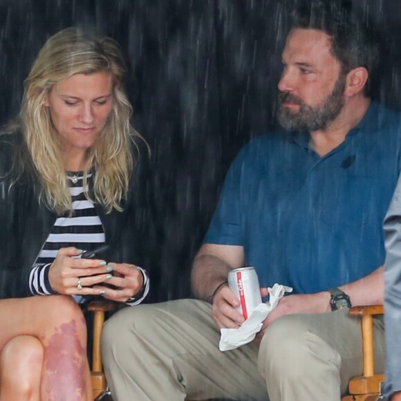 Exclusif - Ben Affleck prend une pause avec sa compagne Lindsay Shookus sur le tournage de son nouveau film à Honolulu le 22 mars 2018.