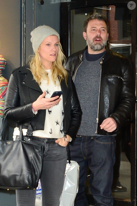 Ben Affleck et sa compagne Lindsay Shookus font du shopping chez Paragon sport à New York le 22 janvier 2018.
