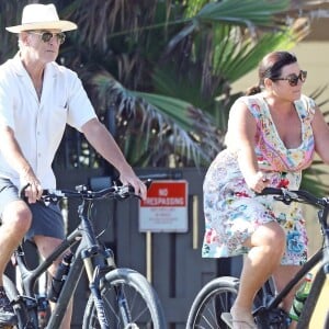 Exclusif - Pierce Brosnan et sa femme Keely Shaye Smith se baladent à vélo dans les rues de Malibu, le 24 juillet 2018