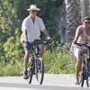 Exclusif - Pierce Brosnan et sa femme Keely Shaye Smith se baladent à vélo dans les rues de Malibu, le 24 juillet 2018