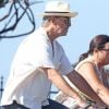 Exclusif - Pierce Brosnan et sa femme Keely Shaye Smith se baladent à vélo dans les rues de Malibu, le 24 juillet 2018