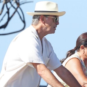 Exclusif - Pierce Brosnan et sa femme Keely Shaye Smith se baladent à vélo dans les rues de Malibu, le 24 juillet 2018