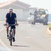 Exclusif - Pierce Brosnan et sa femme Keely Shaye font une balade romantique à vélo dans les rues de Malibu, le 23 juillet 2018