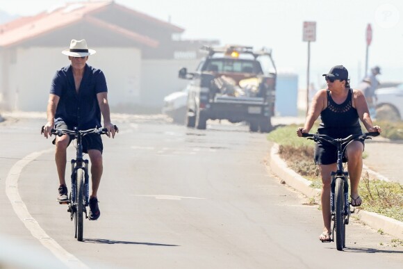 Exclusif - Pierce Brosnan et sa femme Keely Shaye font une balade romantique à vélo dans les rues de Malibu, le 23 juillet 2018