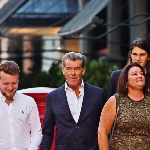 Exclusif - Pierce Brosnan et sa femme Keely Shaye Smith sont allés dîner avec leur fils Dylan au restaurant Scott's dans le quartier de Mayfair à Londres, le 17 juillet 2018.