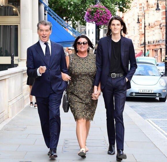Exclusif - Pierce Brosnan et sa femme Keely Shaye Smith sont allés dîner avec leur fils Dylan au restaurant Scott's dans le quartier de Mayfair à Londres, le 17 juillet 2018.