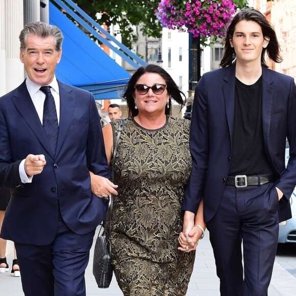 Exclusif - Pierce Brosnan et sa femme Keely Shaye Smith sont allés dîner avec leur fils Dylan au restaurant Scott's dans le quartier de Mayfair à Londres, le 17 juillet 2018.