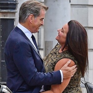 Exclusif - Pierce Brosnan et sa femme Keely Shaye Smith sont allés dîner avec leur fils Dylan au restaurant Scott's dans le quartier de Mayfair à Londres, le 17 juillet 2018.