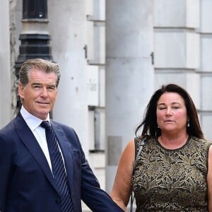 Exclusif - Pierce Brosnan et sa femme Keely Shaye Smith sont allés dîner avec leur fils Dylan au restaurant Scott's dans le quartier de Mayfair à Londres, le 17 juillet 2018.