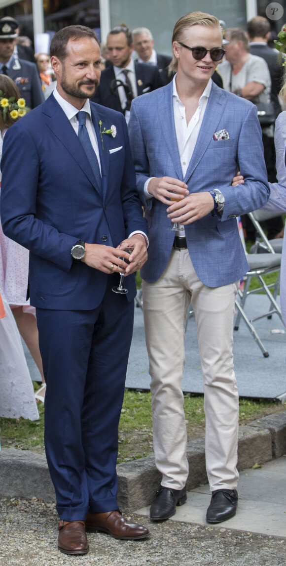 Le prince héritier Haakon de Norvège et Marius Borg Hoiby lors du jubilé des 25 ans de règne du roi Harald V de Norvège, le 23 juin 2016 à Trondheim.