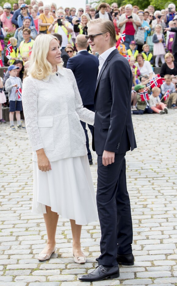 La princesse Mette-Marit de Norvège et son fils Marius Borg Hoiby lors du jubilé des 25 ans de règne du roi Harald V de Norvège, le 23 juin 2016 à Trondheim.