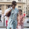 Katie Holmes dans une jolie robe robe Zadig&Voltaire et sa fille Suri vont visiter le Louvre, à Paris, à l'occasion de leur voyage en France le 1er juillet 2018