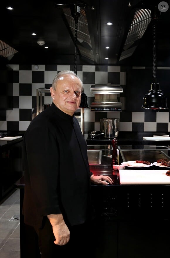 Joël Robuchon pose en Novembre 2014 le jour de l'ouverture de son palace cinq étoiles, l'hôtel et le restaurant "La grande maison" dans le centre ville de Bordeaux. © Patrick Bernard-Quentin Salinier/ Bestimage