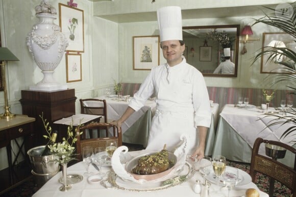 Portrait du chef Joël ROBUCHON en tenue de cuisinier © Michel Croizard via Bestimage