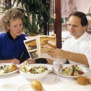 En France, portrait de Joël ROBUCHON déjeunant avec sa femme Jeanine © Alain Canu