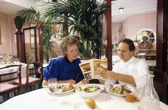 En France, portrait de Joël ROBUCHON déjeunant avec sa femme Jeanine © Alain Canu
