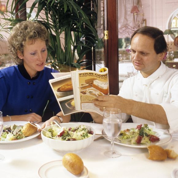 En France, portrait de Joël ROBUCHON déjeunant avec sa femme Jeanine © Alain Canu