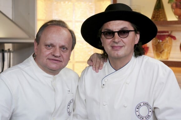 En France, à Paris, dans les locaux de France 3, les cuisiniers Joël ROBUCHON et Marc VEYRAT. Le 19 novembre 2005 © Jean-Jacques Descamps