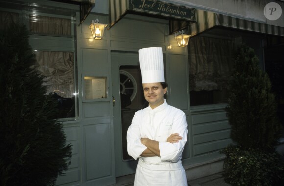 En France, portrait de Joël ROBUCHON devant son restaurant © Alain Canu via Bestimage