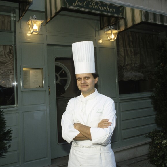 En France, portrait de Joël ROBUCHON devant son restaurant © Alain Canu via Bestimage