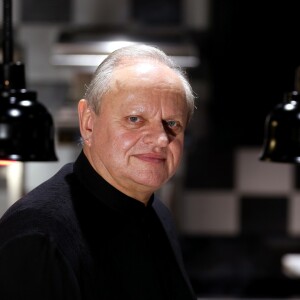 Le grand chef Français Joël Robuchon pose en Novembre 2014 le jour de l'ouverture de son palace cinq étoiles, l'hôtel et le restaurant "La grande maison" dans le centre ville de Bordeaux. Des la première année d'ouverture le restaurant du chef a obtenu le 1 Fevrier 2016 deux étoiles au guide Michelin et le titre de meilleur restaurant d'Europe dans la categorie luxe. © Patrick Bernard-Quentin Salinier/ Bestimage