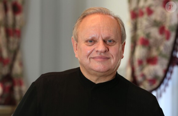 Le grand chef Français Joël Robuchon pose en Novembre 2014 le jour de l'ouverture de son palace cinq étoiles, l'hôtel et le restaurant "La grande maison" dans le centre ville de Bordeaux. Des la première année d'ouverture le restaurant du chef a obtenu le 1 Fevrier 2016 deux étoiles au guide Michelin et le titre de meilleur restaurant d'Europe dans la categorie luxe. © Patrick Bernard-Quentin Salinier/ Bestimage