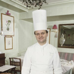 Archives - En France, à Paris, au restaurant JAMIN, portrait du chef Joël ROBUCHON en tenue de cuisinier © Michel Croizard via Bestimage