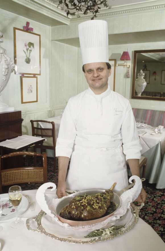 Archives - En France, à Paris, au restaurant JAMIN, portrait du chef Joël ROBUCHON en tenue de cuisinier © Michel Croizard via Bestimage