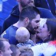 Nikola Karabatic et sa compagne Géraldine Pillet s'embrasse à la fin du match sous le regard de leur fils Alek lors du match de finale du mondial de handball, France © Cyril Moreau/Bestimage